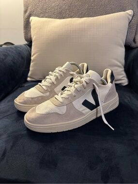 Veja Men's Cream and Navy Blue Sneakers